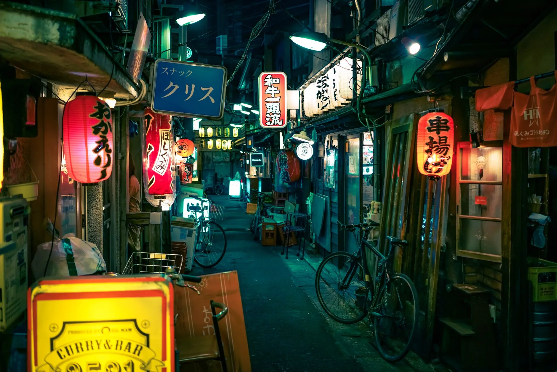 Ruelle d'izakaya éclairée par des lanternes au Japon, le soir