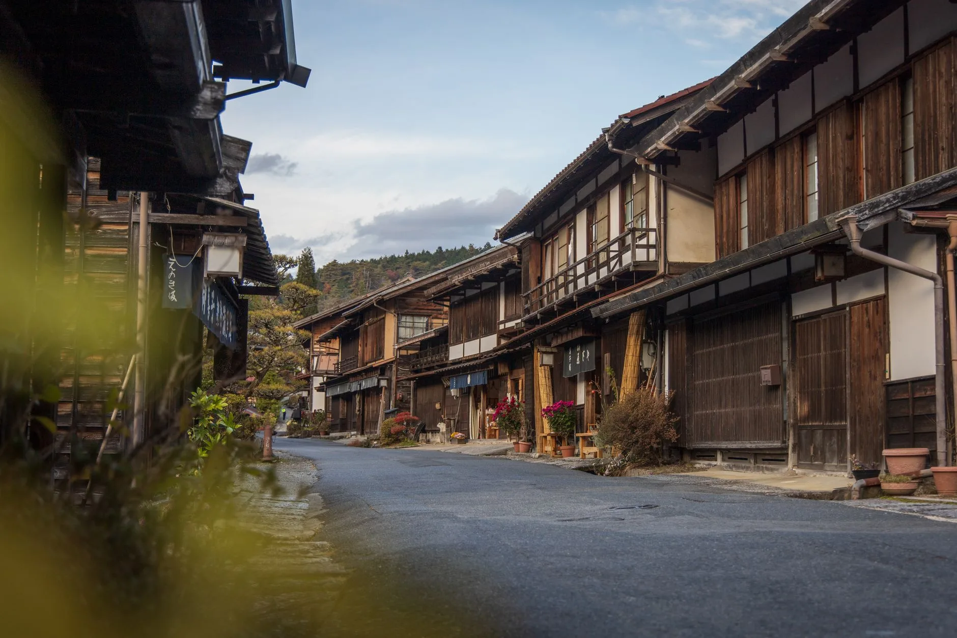 Sentier forestier et village traditionnel de la vallée de Kiso, sur le Nakasendō au Japon