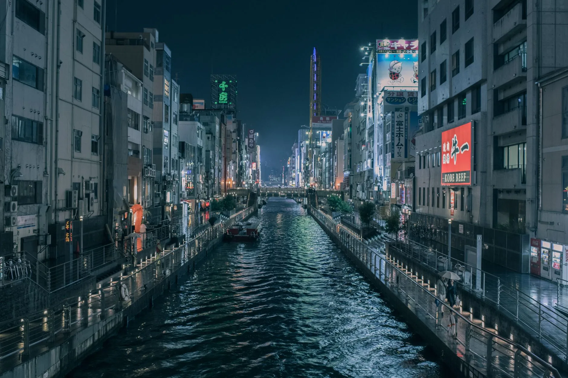 Canal de Dotonbori à Osaka de nuit, avec immeubles illuminés dans le quartier de Namba