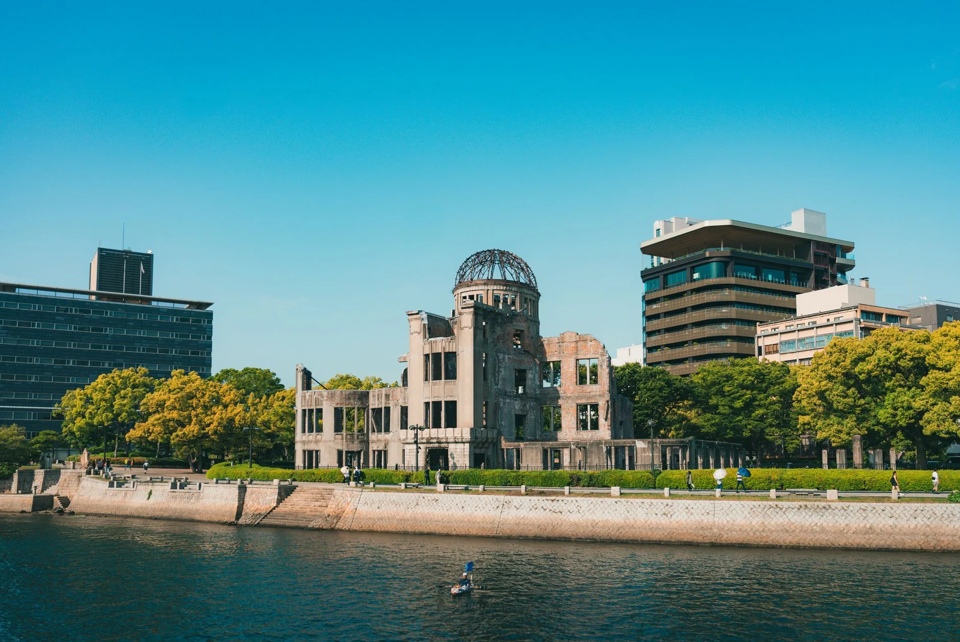 Le Dôme de la bombe atomique d'Hiroshima au bord de la rivière