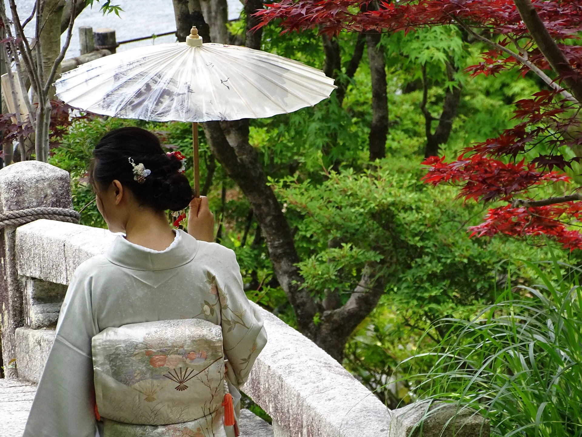 Visiteuse en tenue traditionnelle au temple Eikan-dō, Kyoto