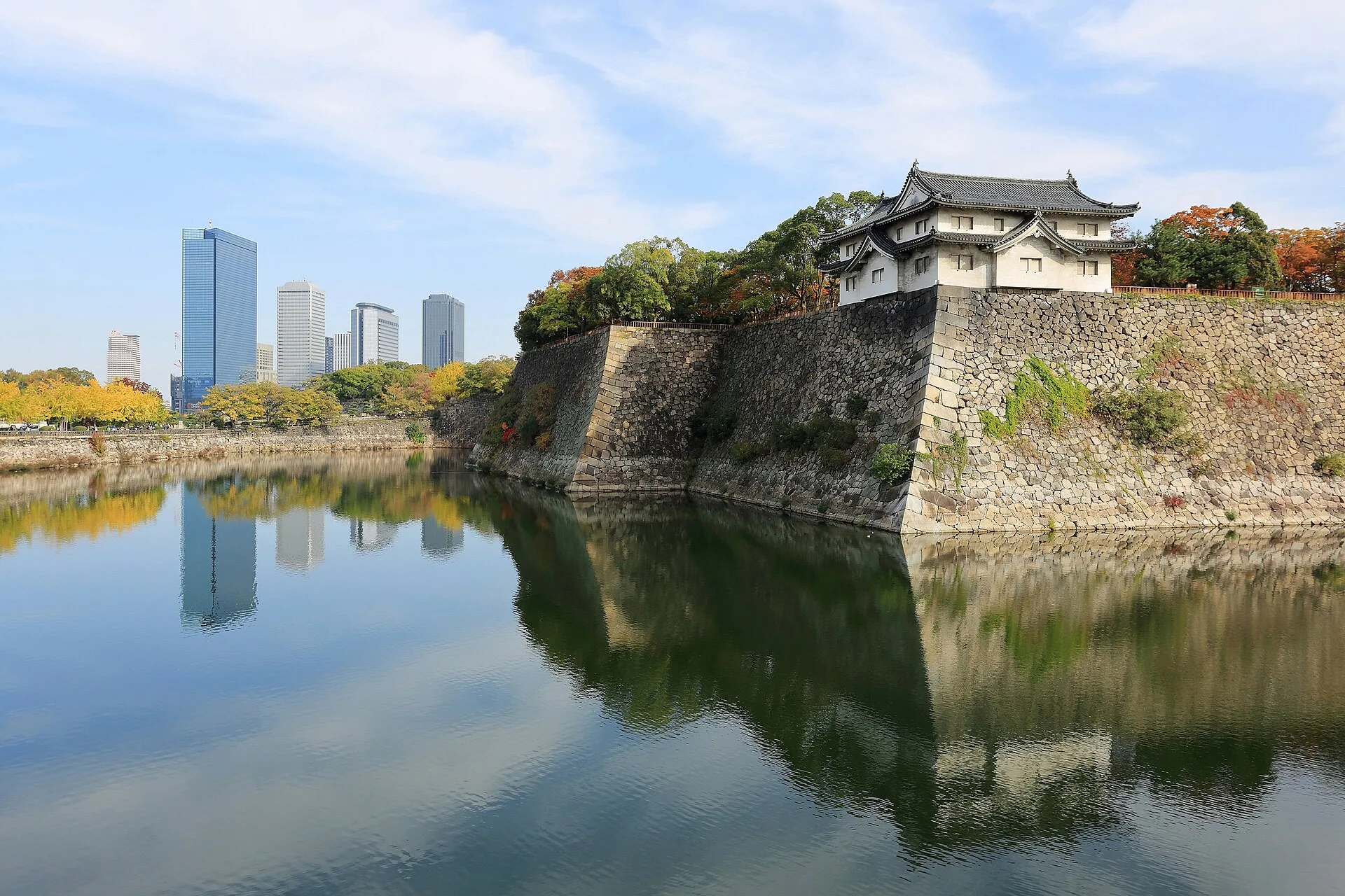 Le château d'Osaka et ses douves, entourés de gratte-ciel